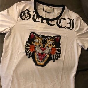 New Gucci men t shirt size large but fit M